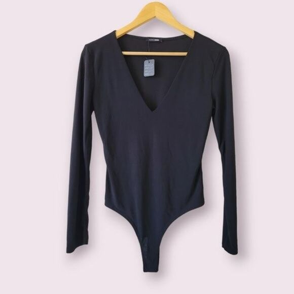 FASHION NOVA Black Bodysuit Size M V Neck Long Sleeve Tags Basic Stretch Sleek - Picture 1 of 4
